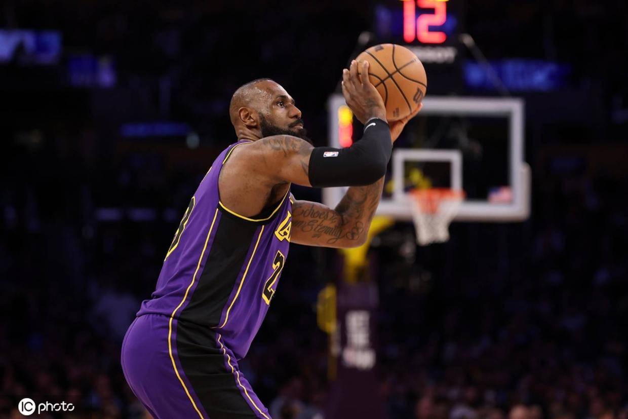 Shams：因伤病詹姆斯已有一个多月没怎么碰篮球